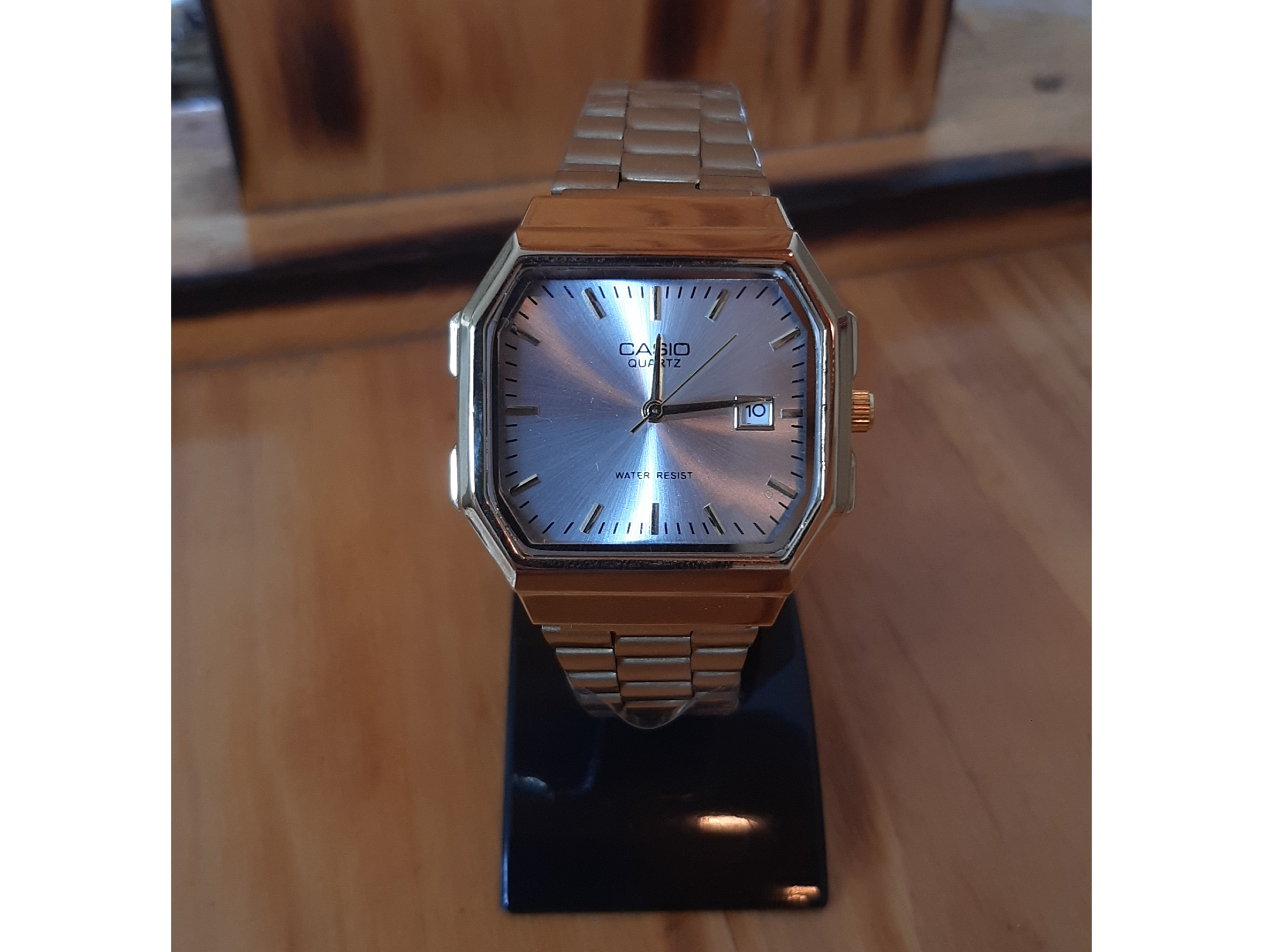 Square dorado con blanco