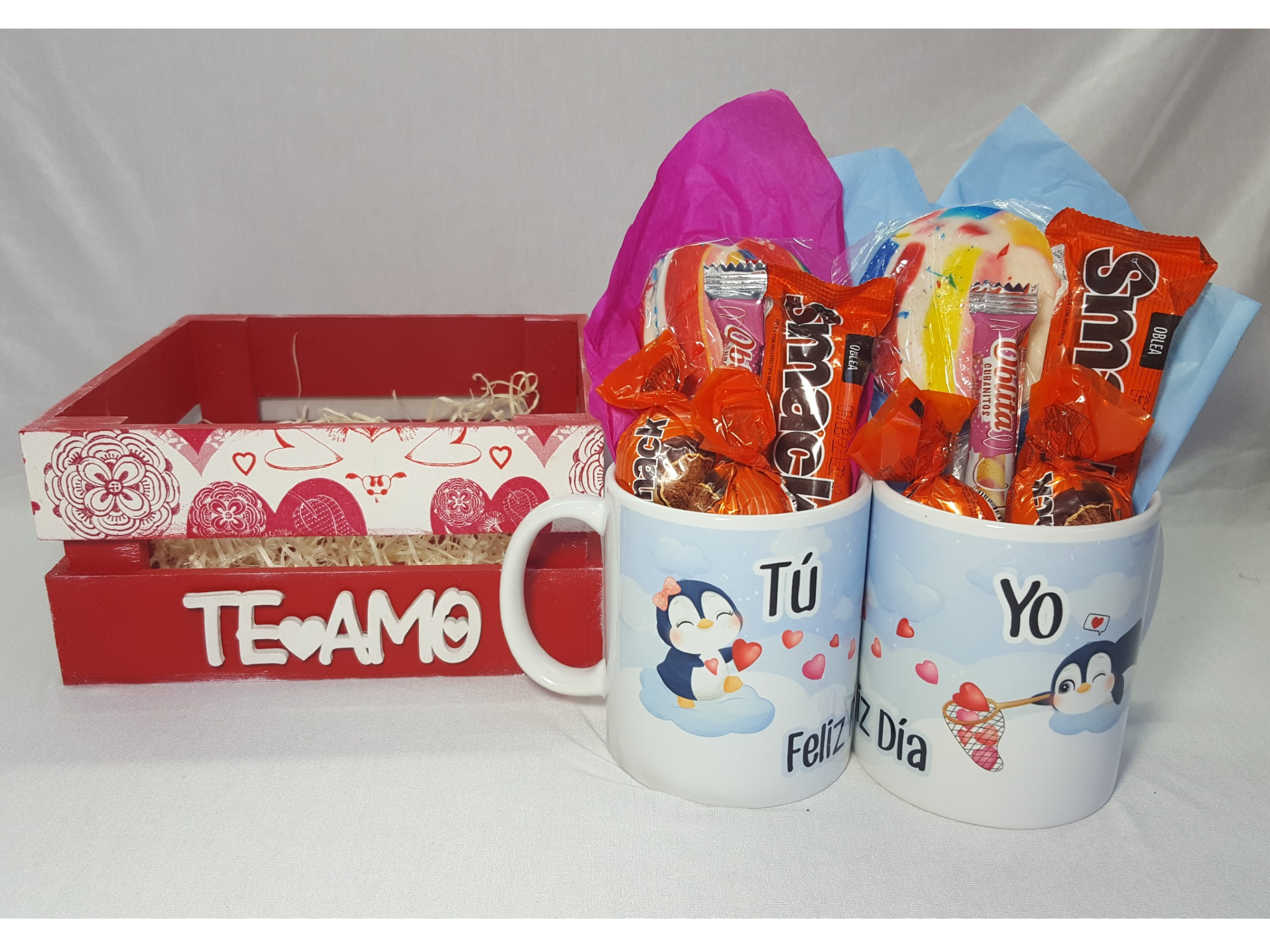 DOS TAZAS CERAMICA C/CANASTO y GOLOSINAS