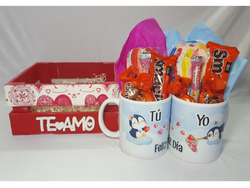 DOS TAZAS CERAMICA C/CANASTO y GOLOSINAS