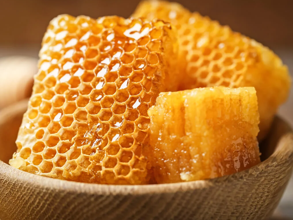Miel de abeja en panal