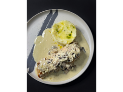 Pollo en salsa de champiñones + Guarnición a elección