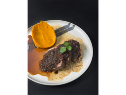 Carne en salsa negra + Guarnición a elección