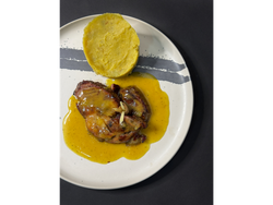 Bondiola en salsa de miel y mostaza + Guarnición a elección
