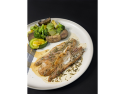 Pescado a las finas hierbas + Guarnición a elección