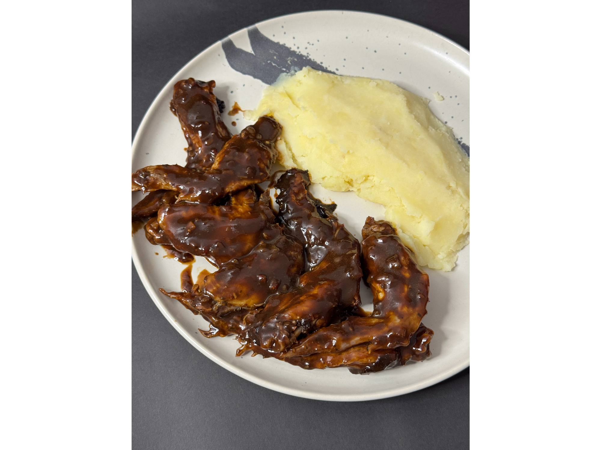 Alitas BBQ (300 g) + Guarnición a elección