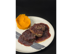 Carne al malbec + Guarnición a elección