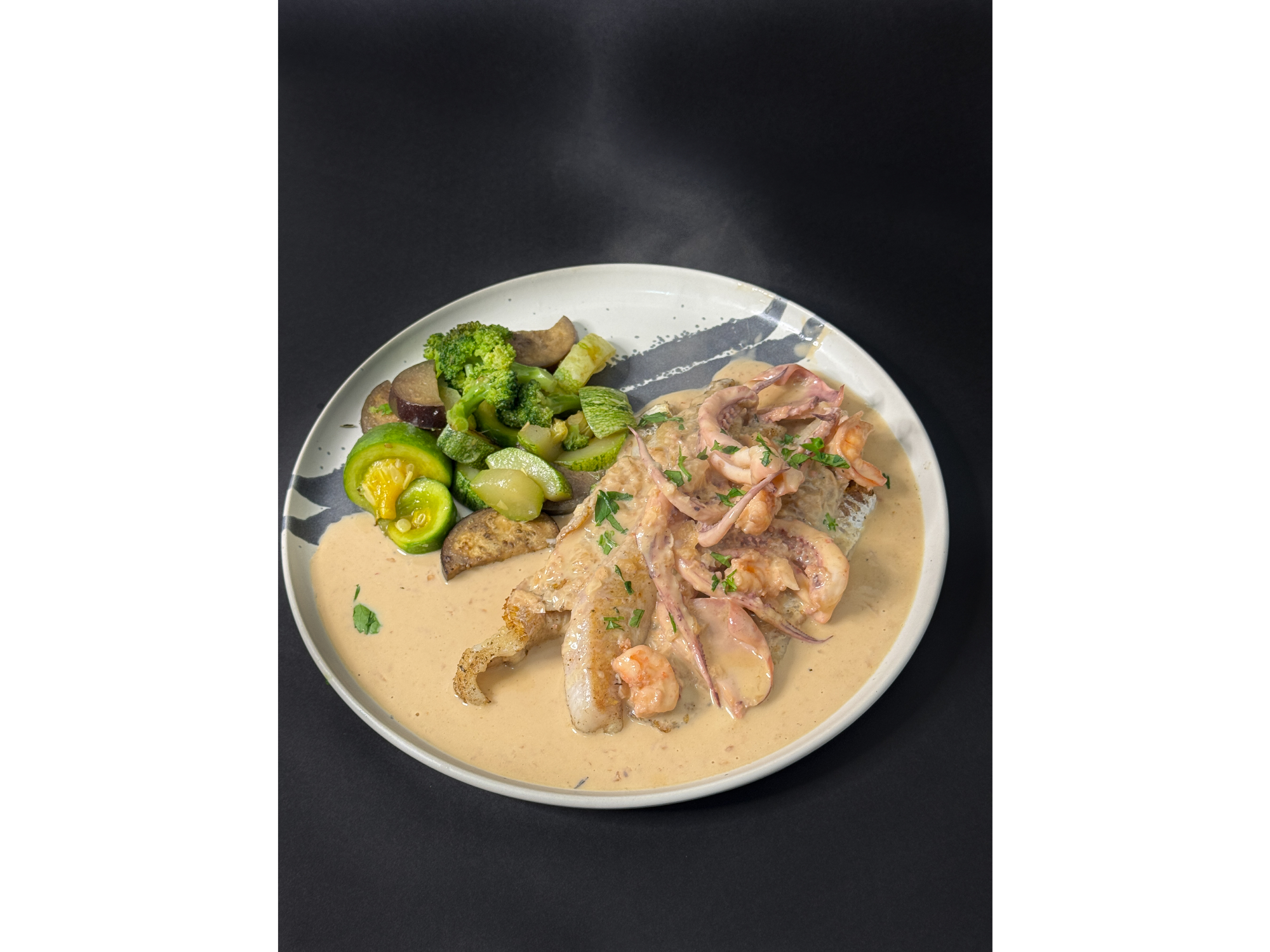 Pescado en salsa blanca marinera (200 g) + Guarnición a elección