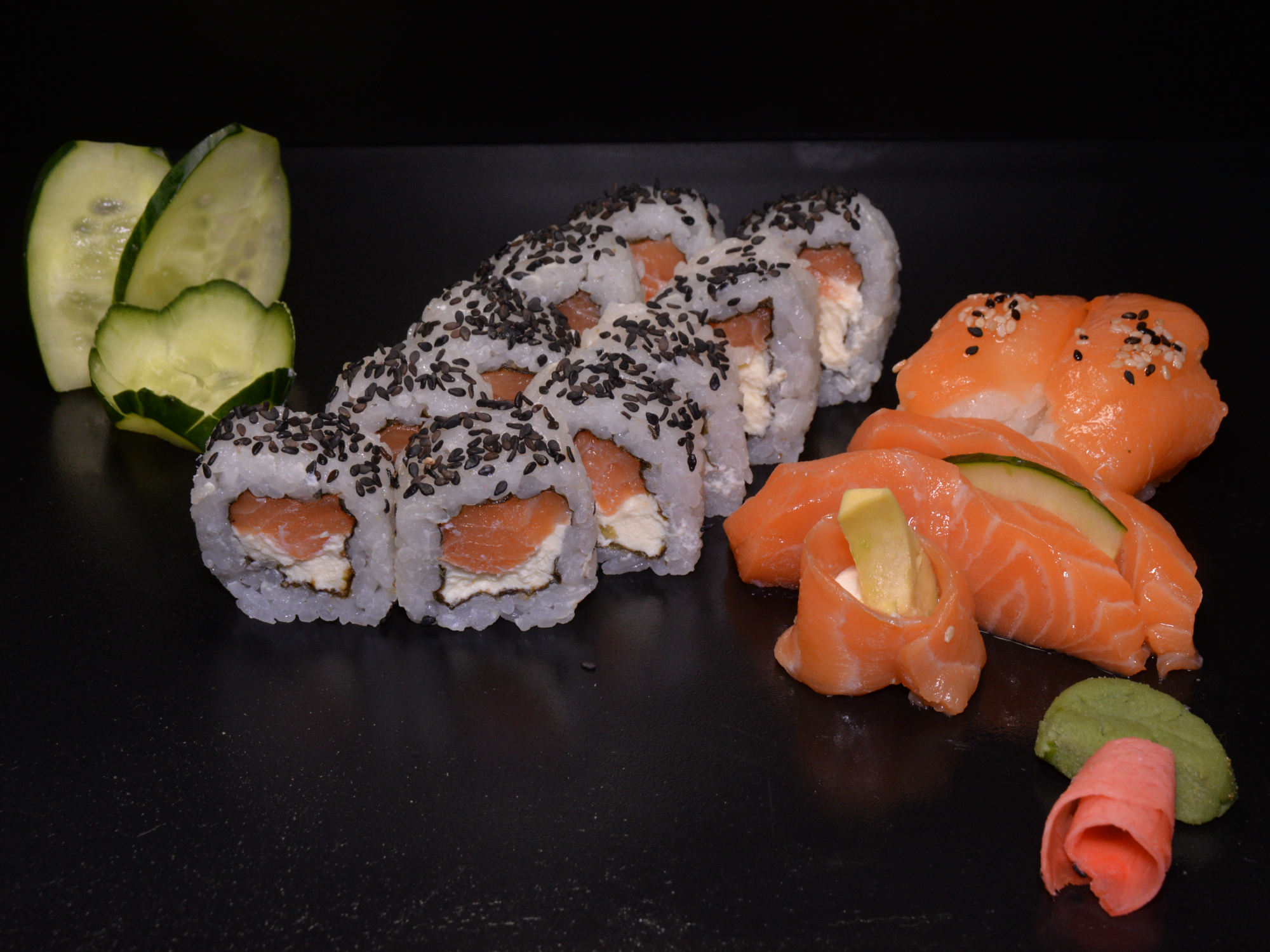 Full Salmón 15 piezas de Rollsticio Sushi & Poke
