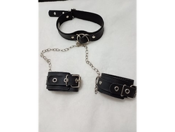 Choker más esposas y cadenas.