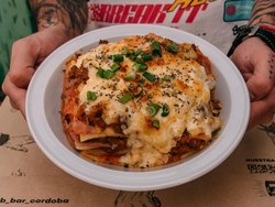 LASAÑA DE CARNE, VEGETALES, JAMÓN Y QUESO