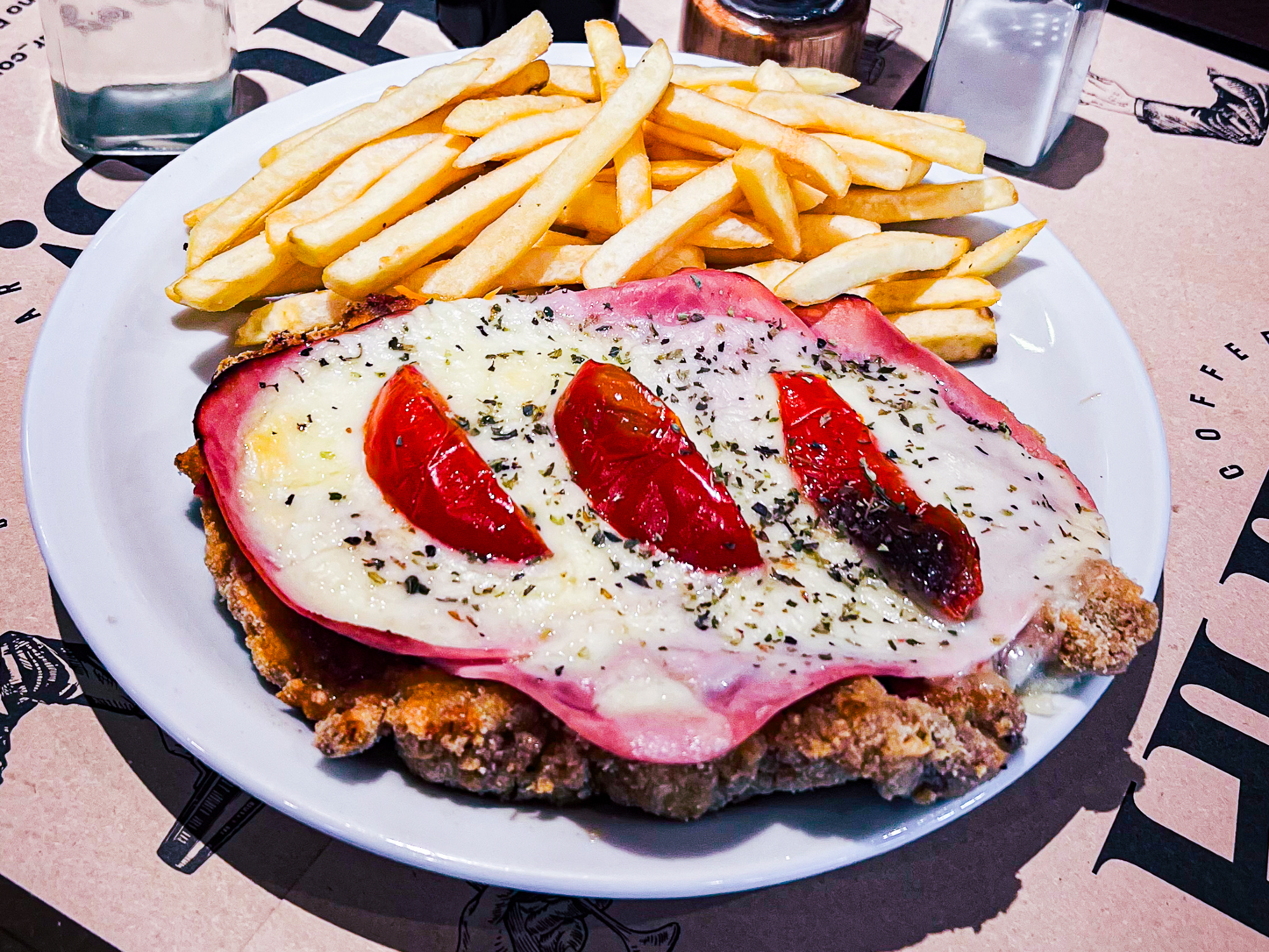 MILANESA NAPOLITANA de HUB! Bar & Coffee