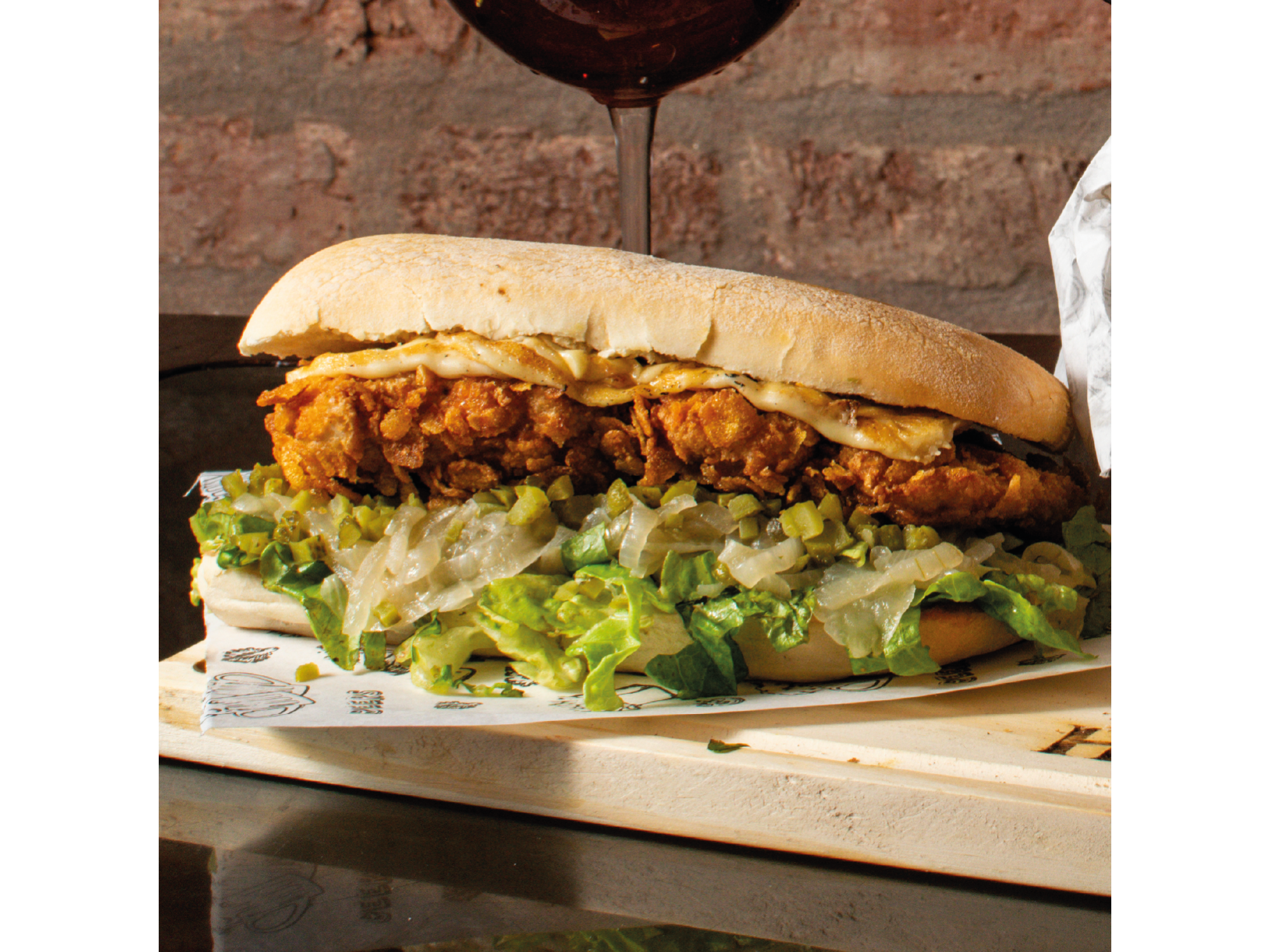 LOMITO CRISPY CON SALSA DE LIMA