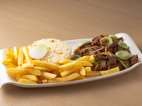 Carne salteada con arroz y papas fritas