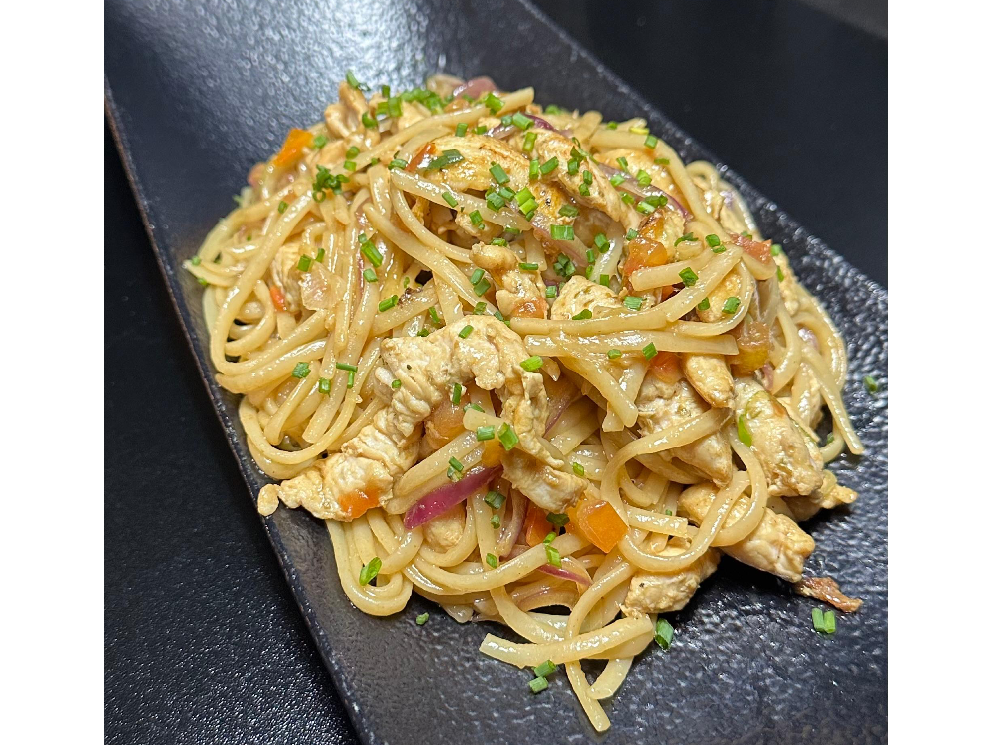 Pasta con pollo salteado