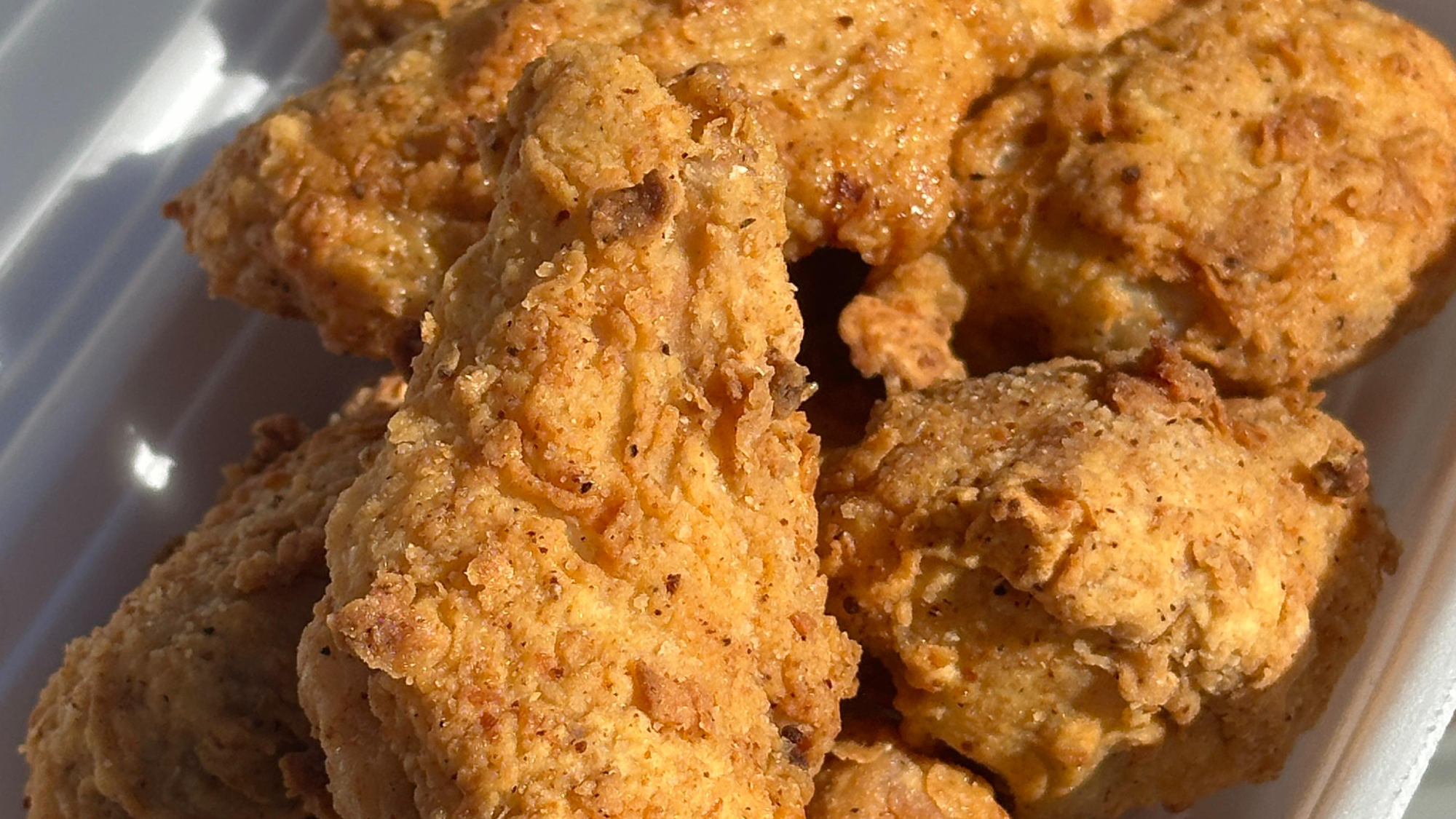 Fingers y alitas crispy (incluye papas fritas)