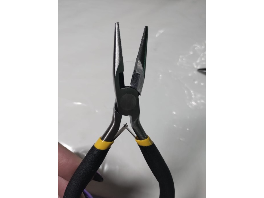 Pinza para armado de biyu