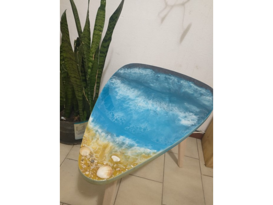 Mesa resinada.