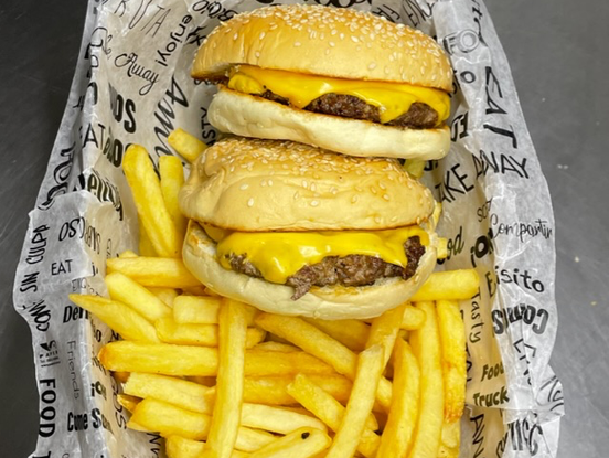 2 MINI BURGUER C/PAPAS