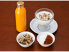 JUGO NATURAL, YOGURT Y GRANOLA. LISTO PARA COMER