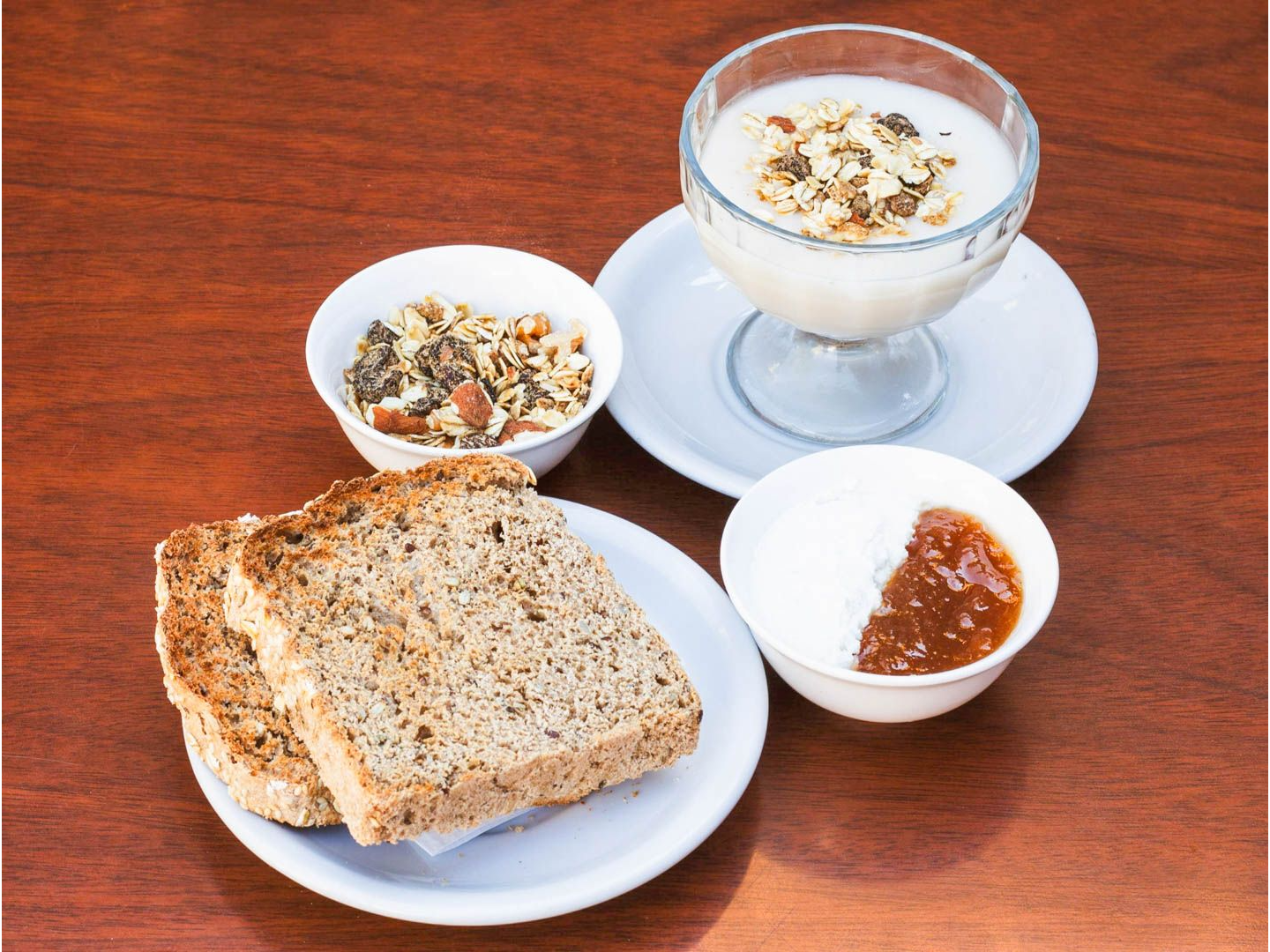YOGURT, GRANOLA Y 2 TOSTADAS. LISTO PARA COMER