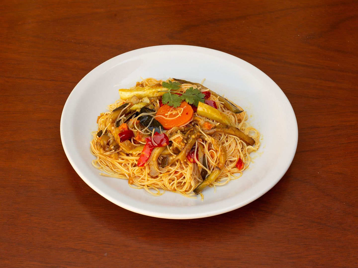 FIDEOS DE ARROZ CON VEGETALES AL WOK. LISTO PARA COMER