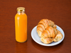 JUGO NATURAL Y 2 PANIFICADOS. LISTO PARA COMER