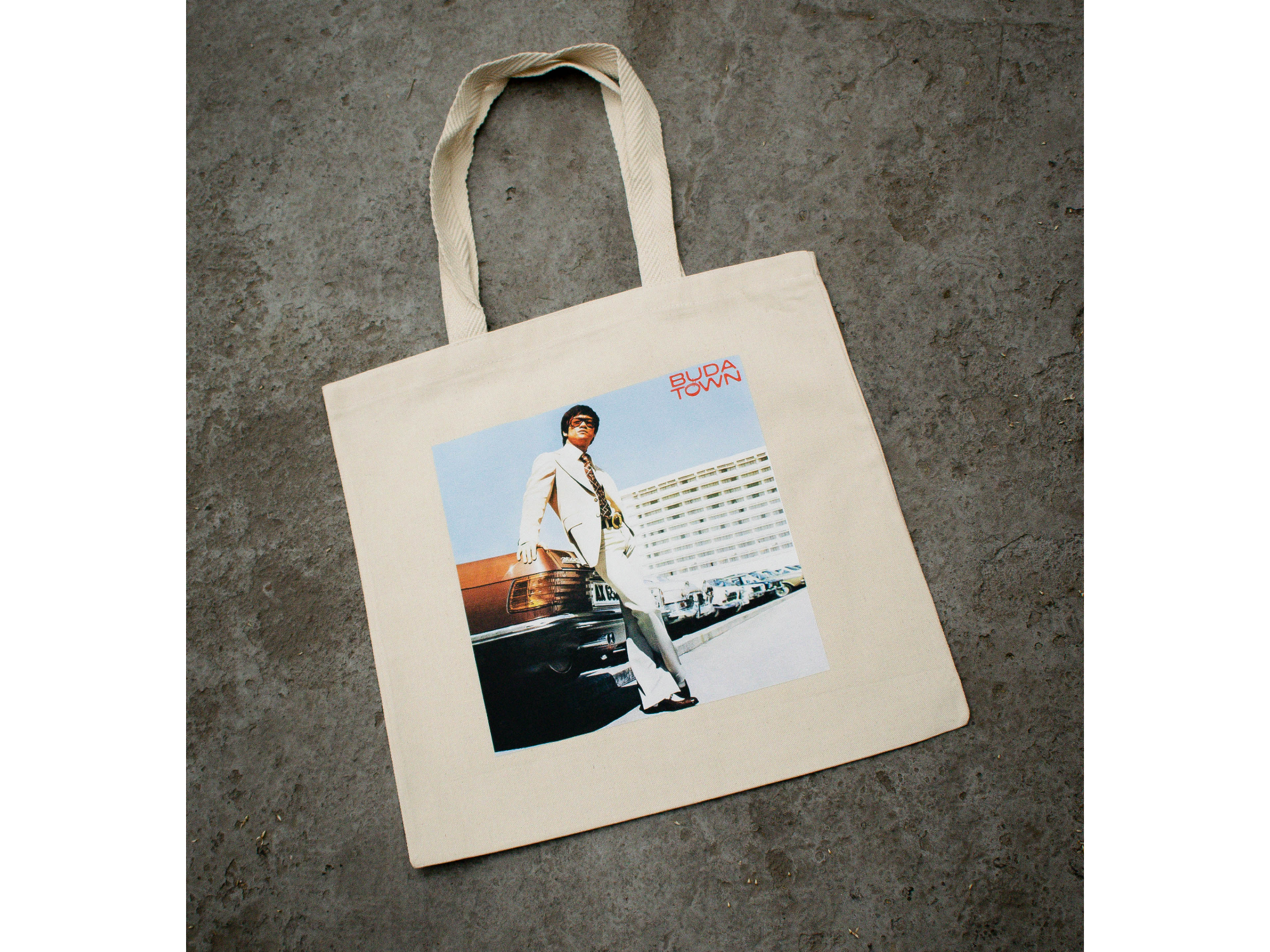 Tote Bruce de Buda Town