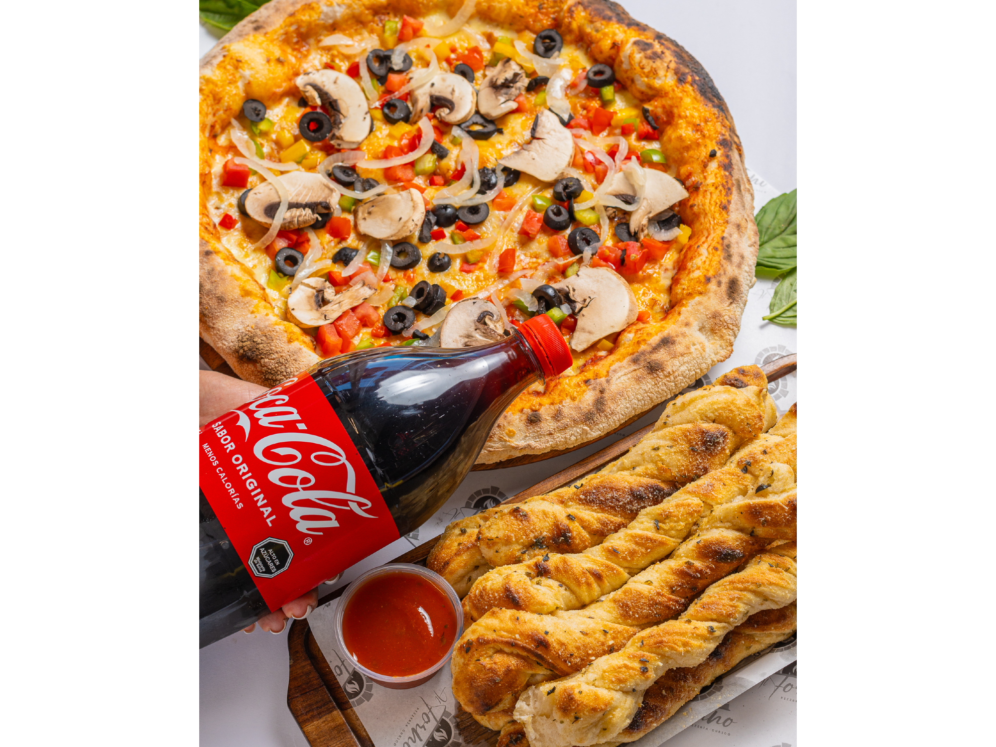 1 Pizza Familiar Clásica + 8 Palitos de Ajo + Bebida 1.5 Litros