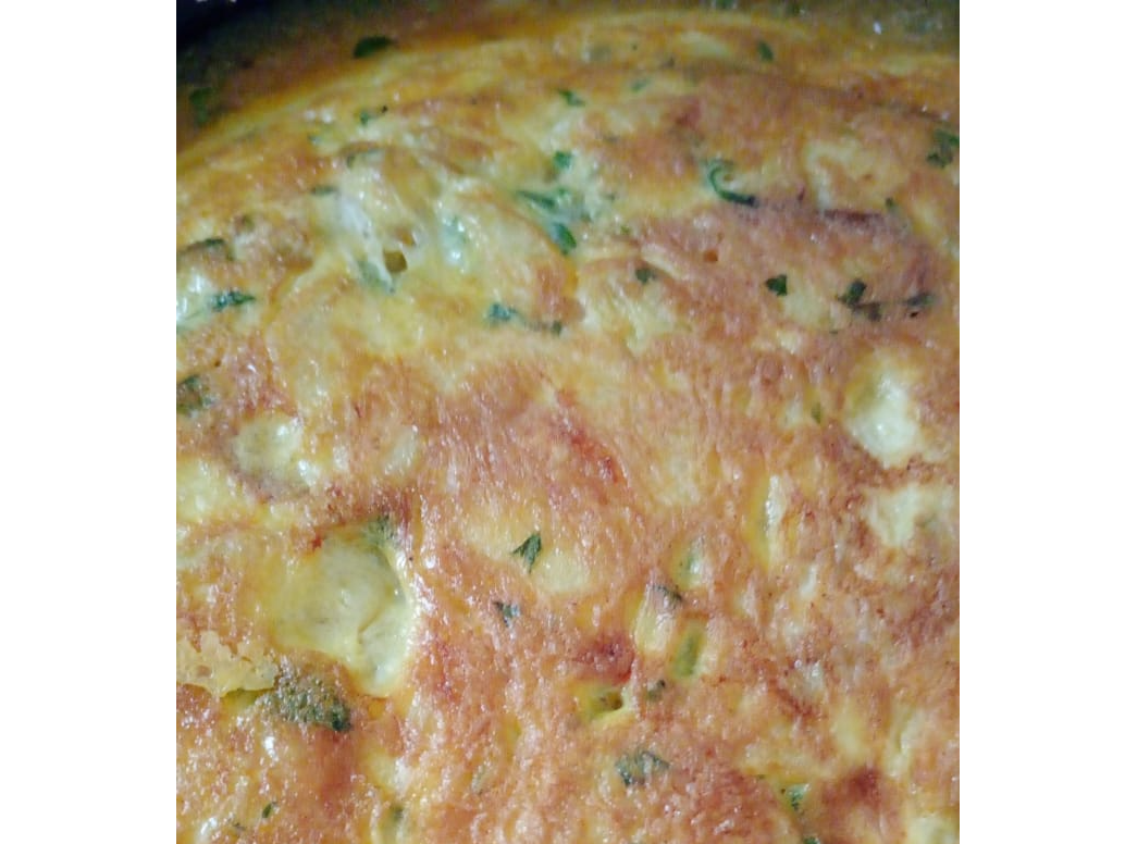 Tortilla de papas con ensalada tomate