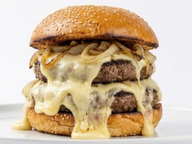Burger a la fugazzeta, con papas