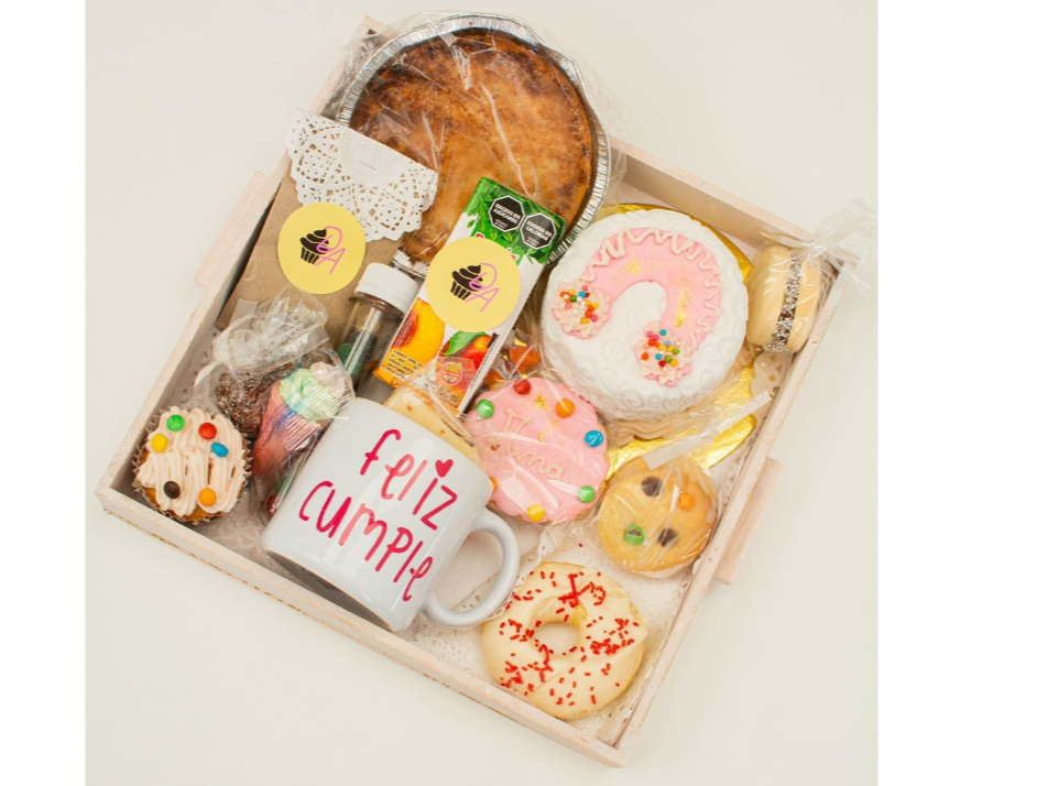 Bandeja infantil con torta de dulce amor