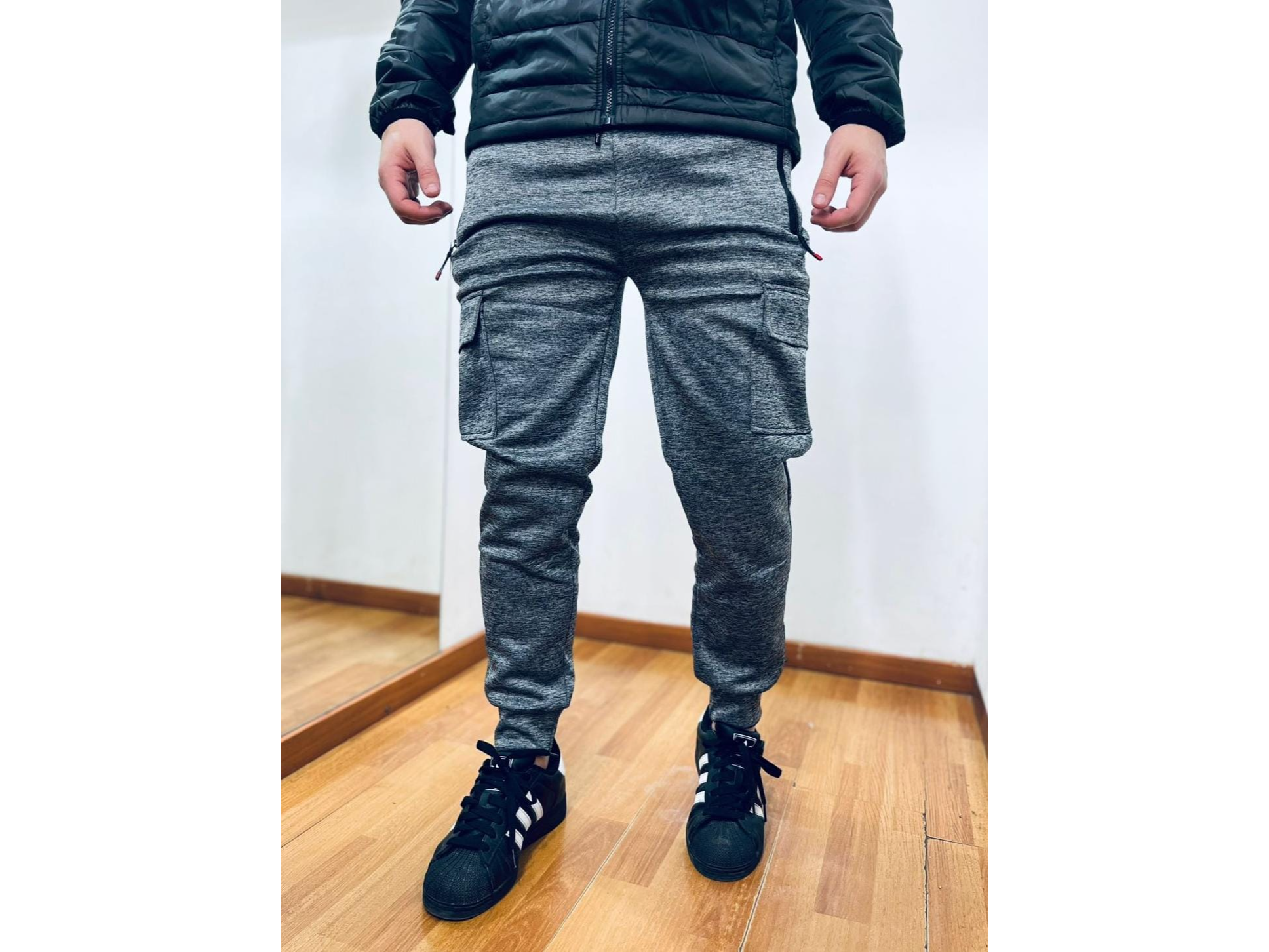 Jogging liso con piel