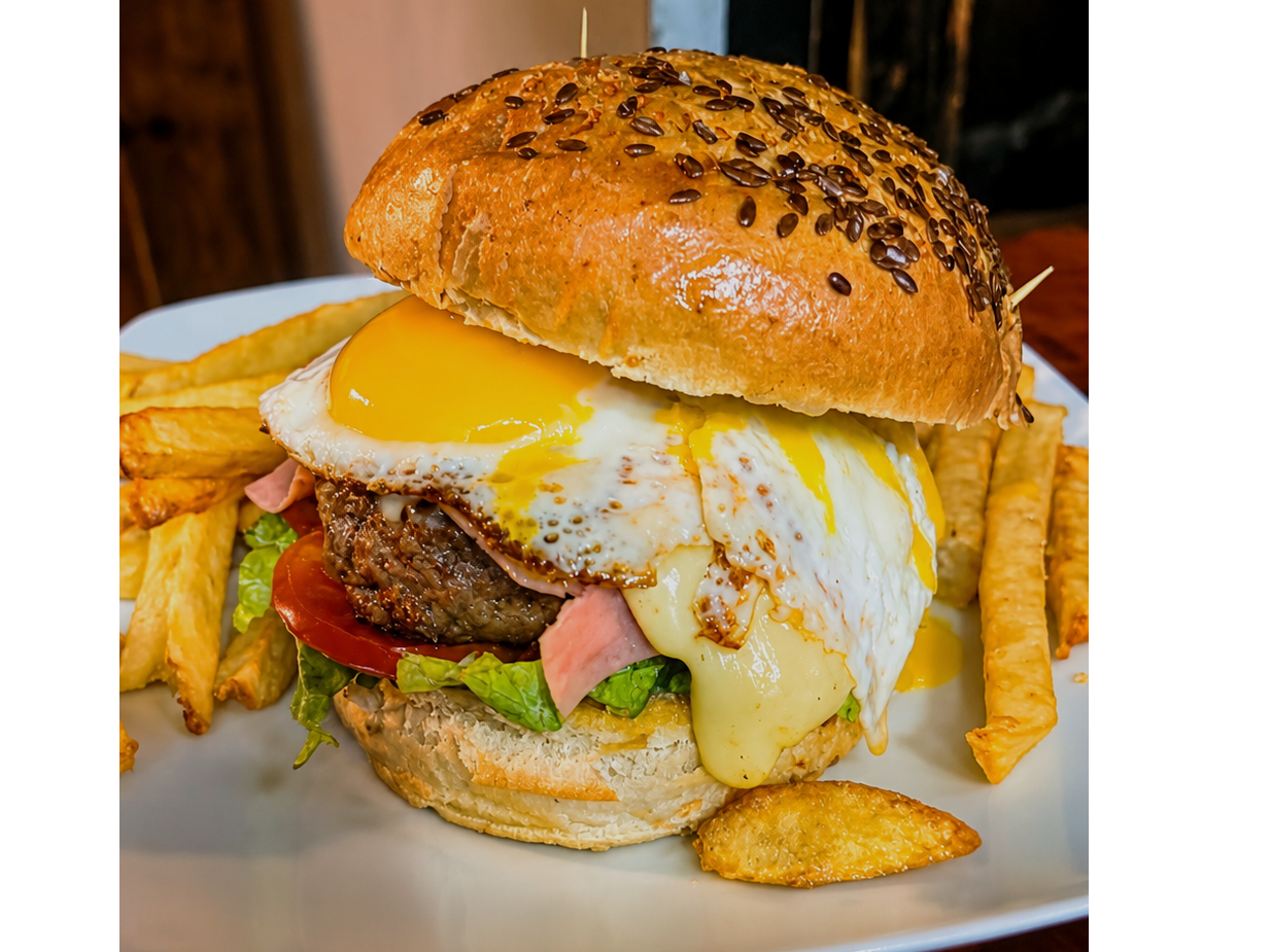Hamburguesa completa con papas de Lo de Hugo