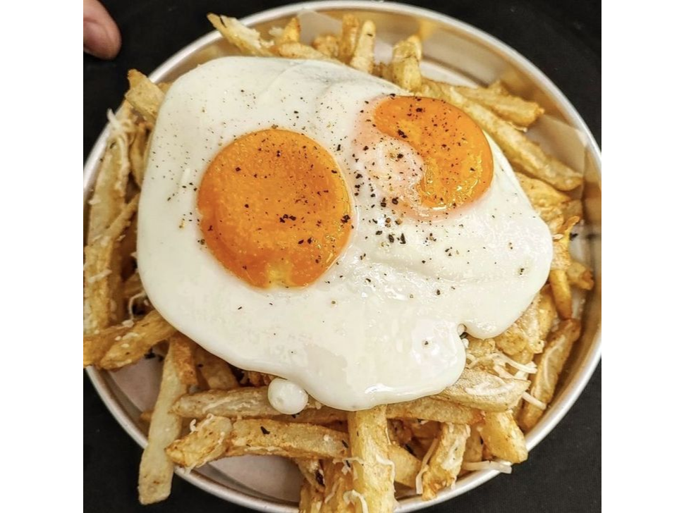 Papas fritas con huevos a caballo