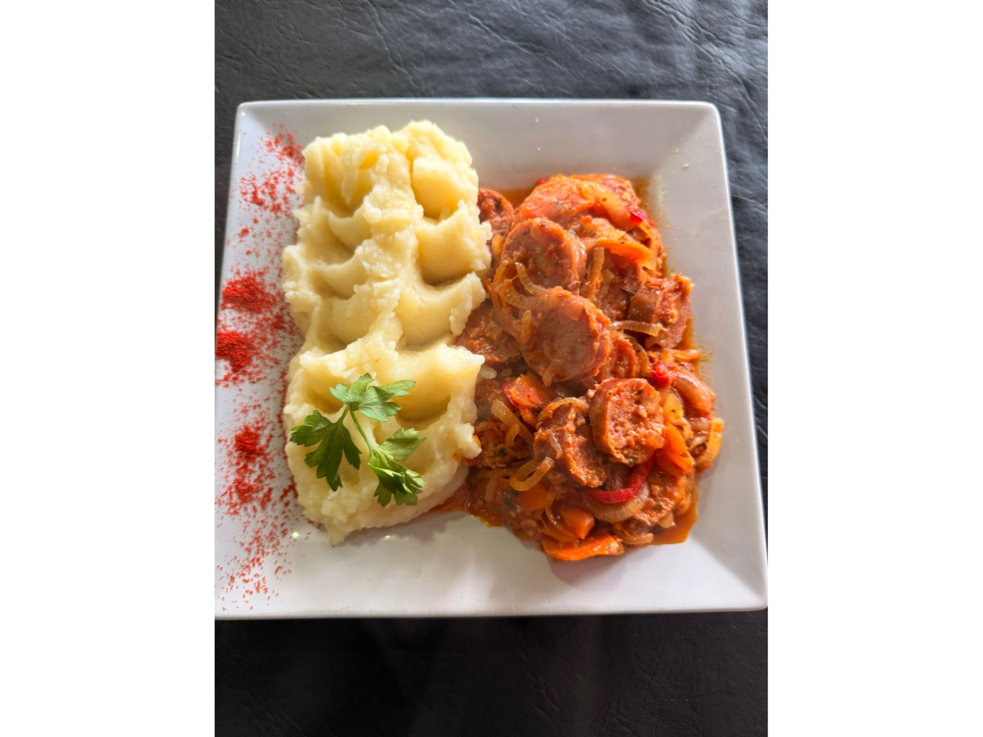 Chorizo a la pomarola con guarnición