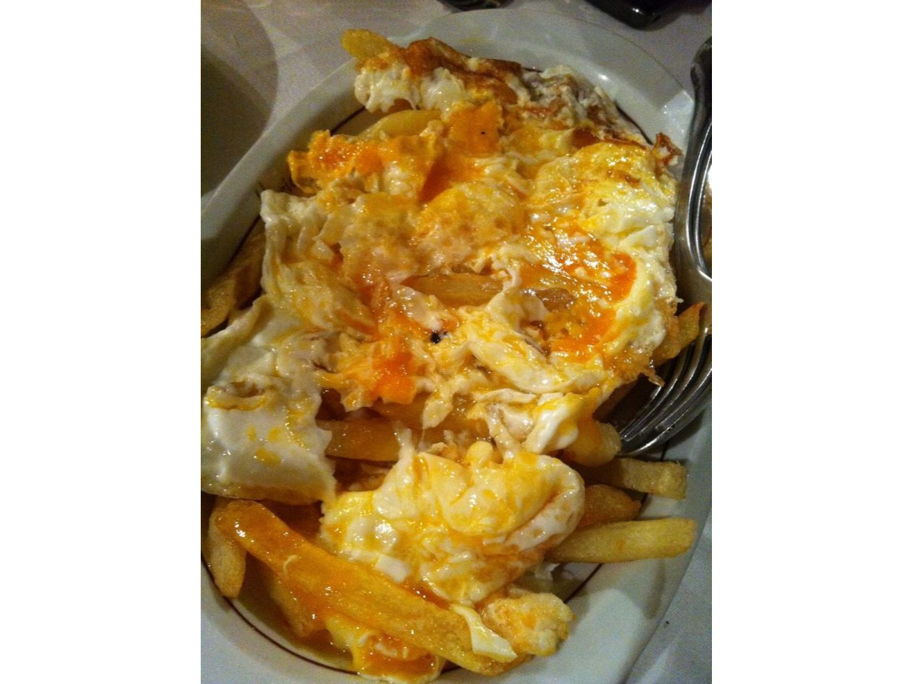 Papas fritas con huevos revueltos