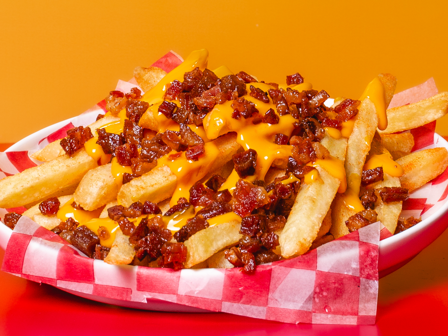 Papas fritas con cheddad y panceta