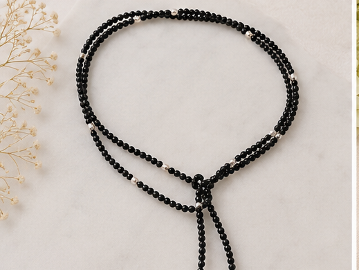 Collar Negro con Detalles Dorados