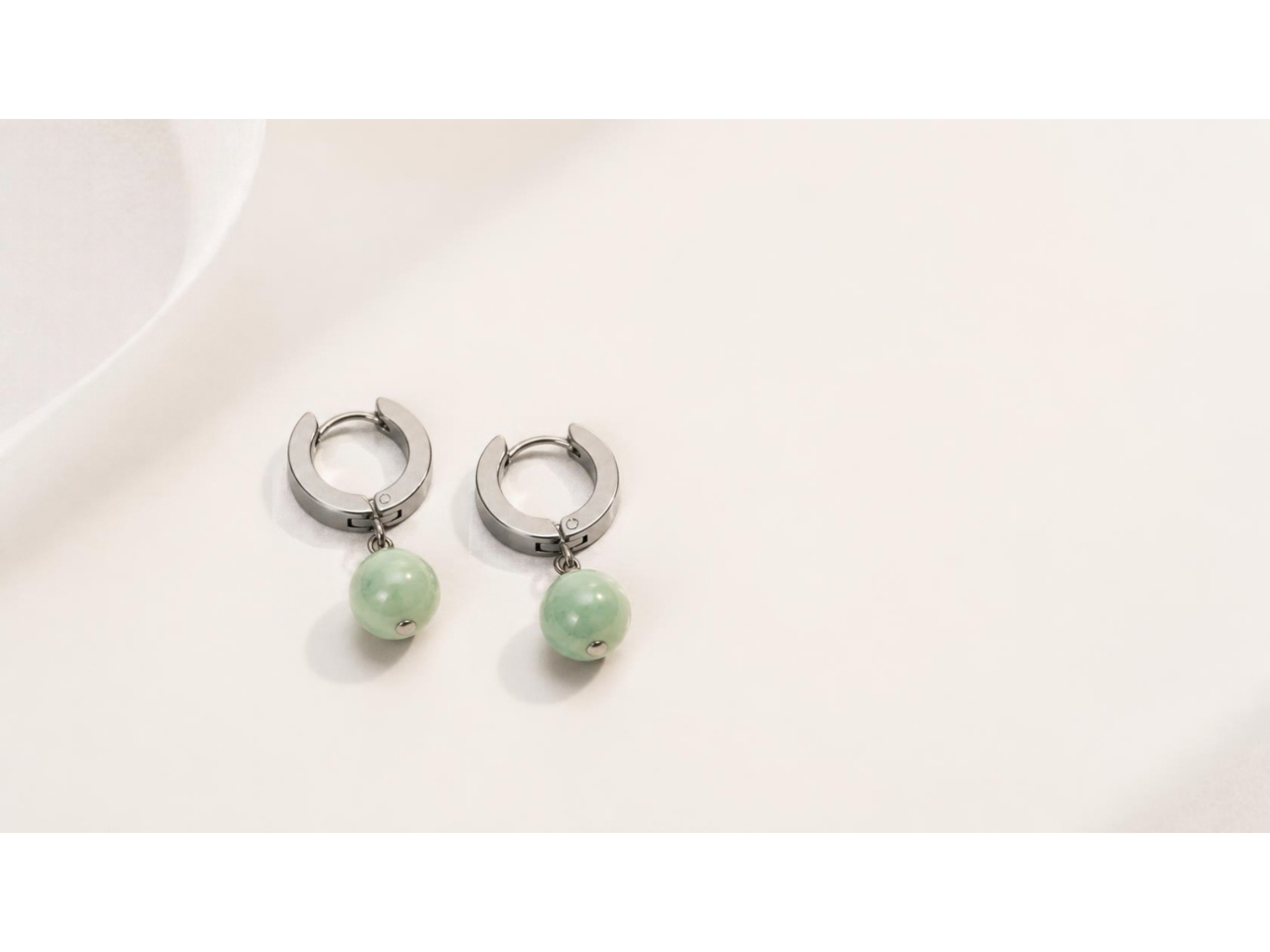 Aros plateados con piedra verde de Asilf esencia natural