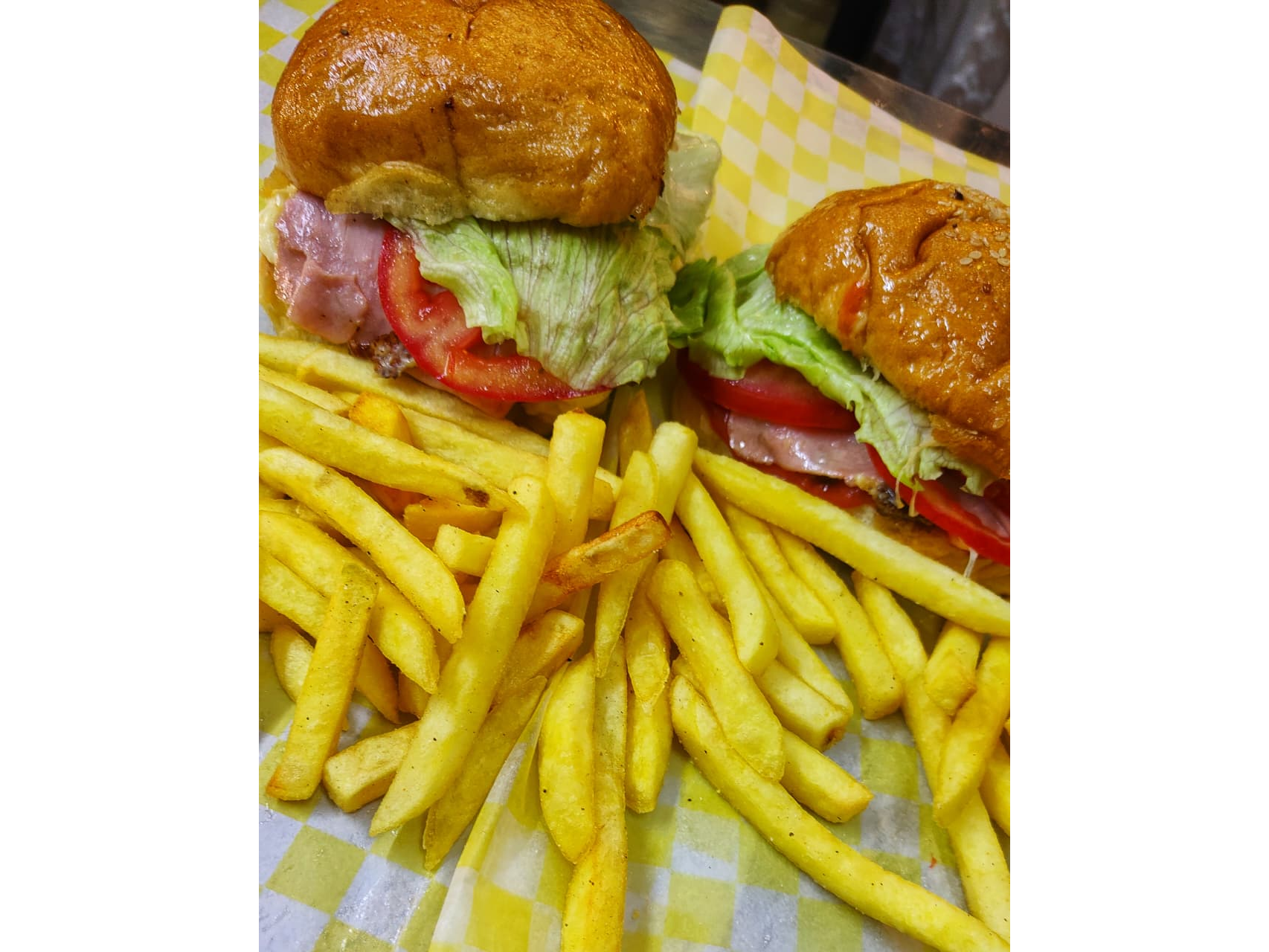 2 Hamburguesas Classic + 2 Porciones De Papas.