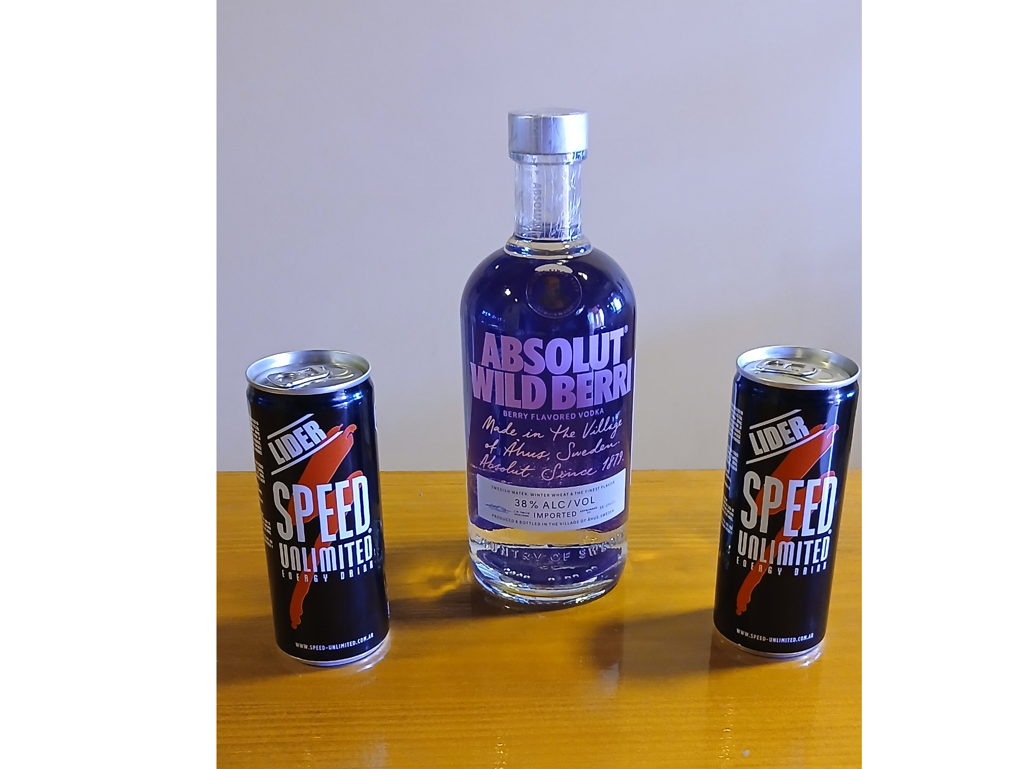 Combo Vodka Absolut Wild Berri 700 ml + 2 Speed 250 ml