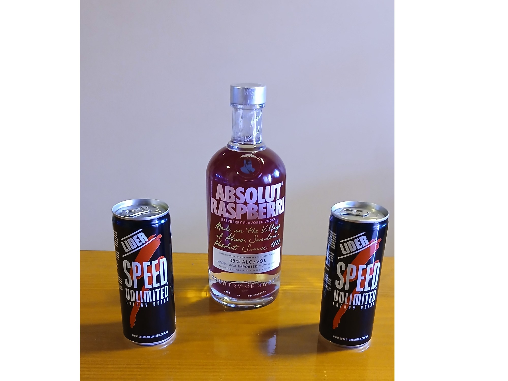 Combo Vodka Absolut Raspberri 700 ml + 2 Speed unlimited 250 ml