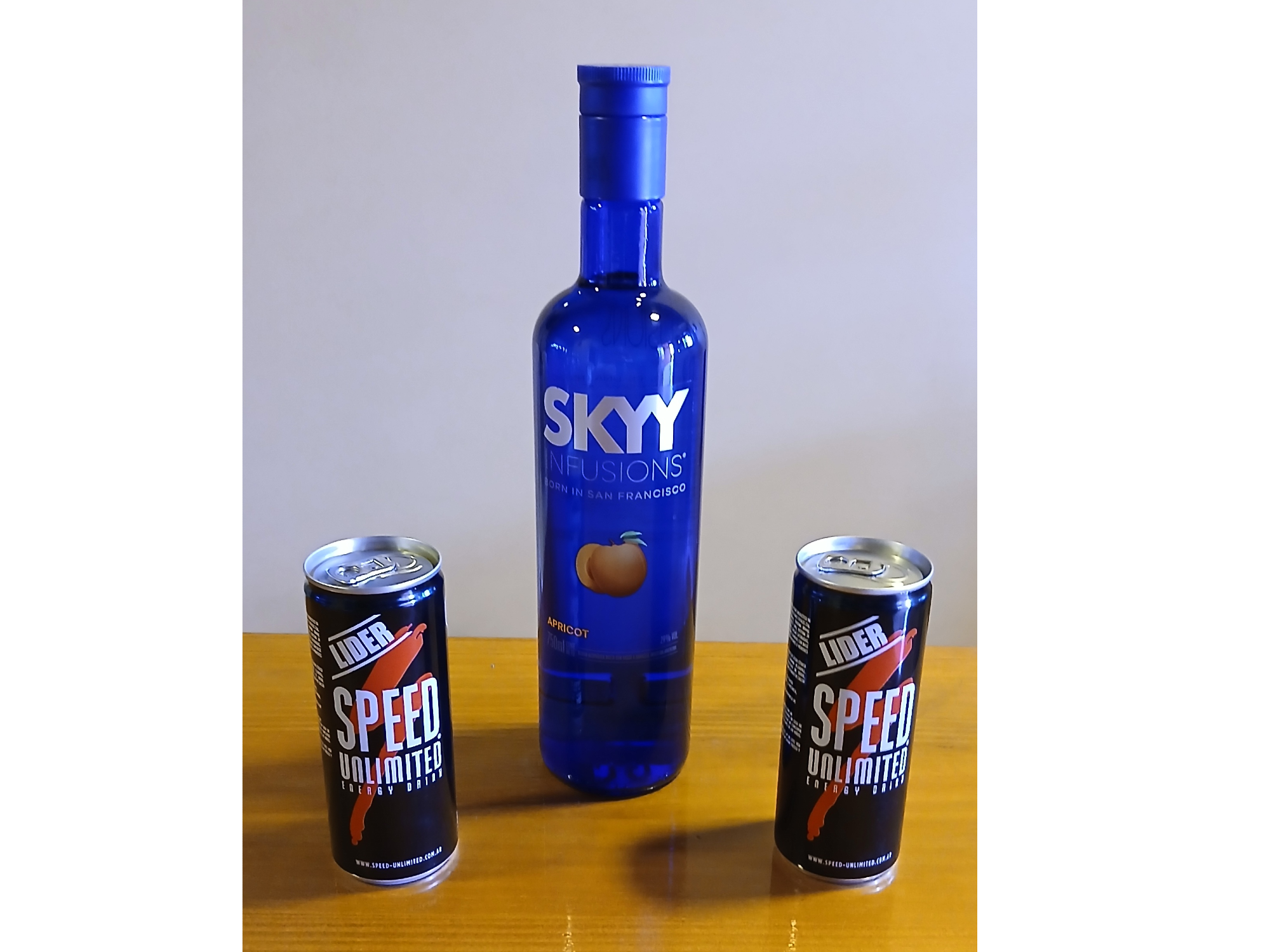 Combo Vodka Skyy Apricot 750 ml + 2 Speed Unlimited 250 ml