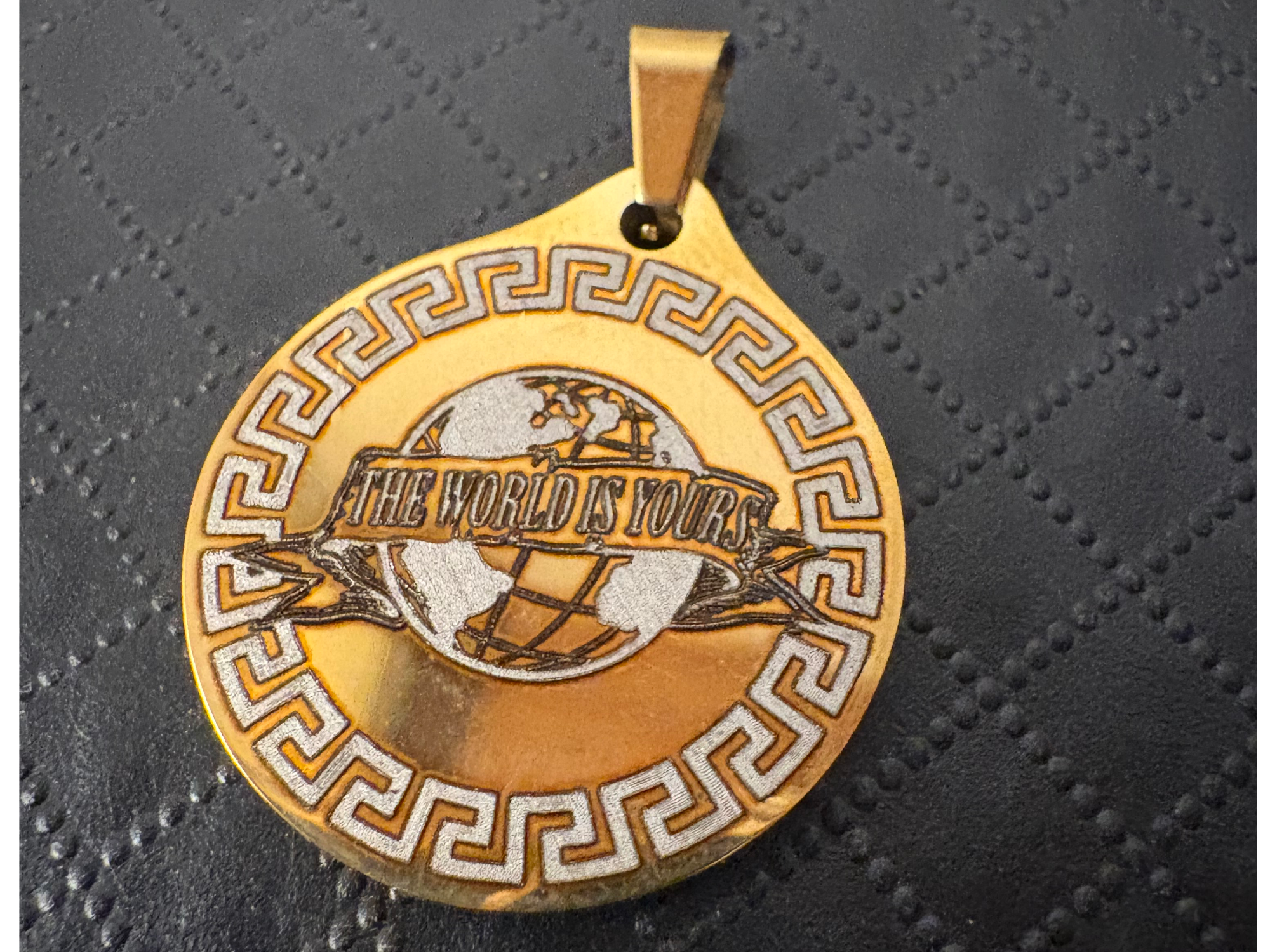 The World is Yours  ( Cadena de Regalo)