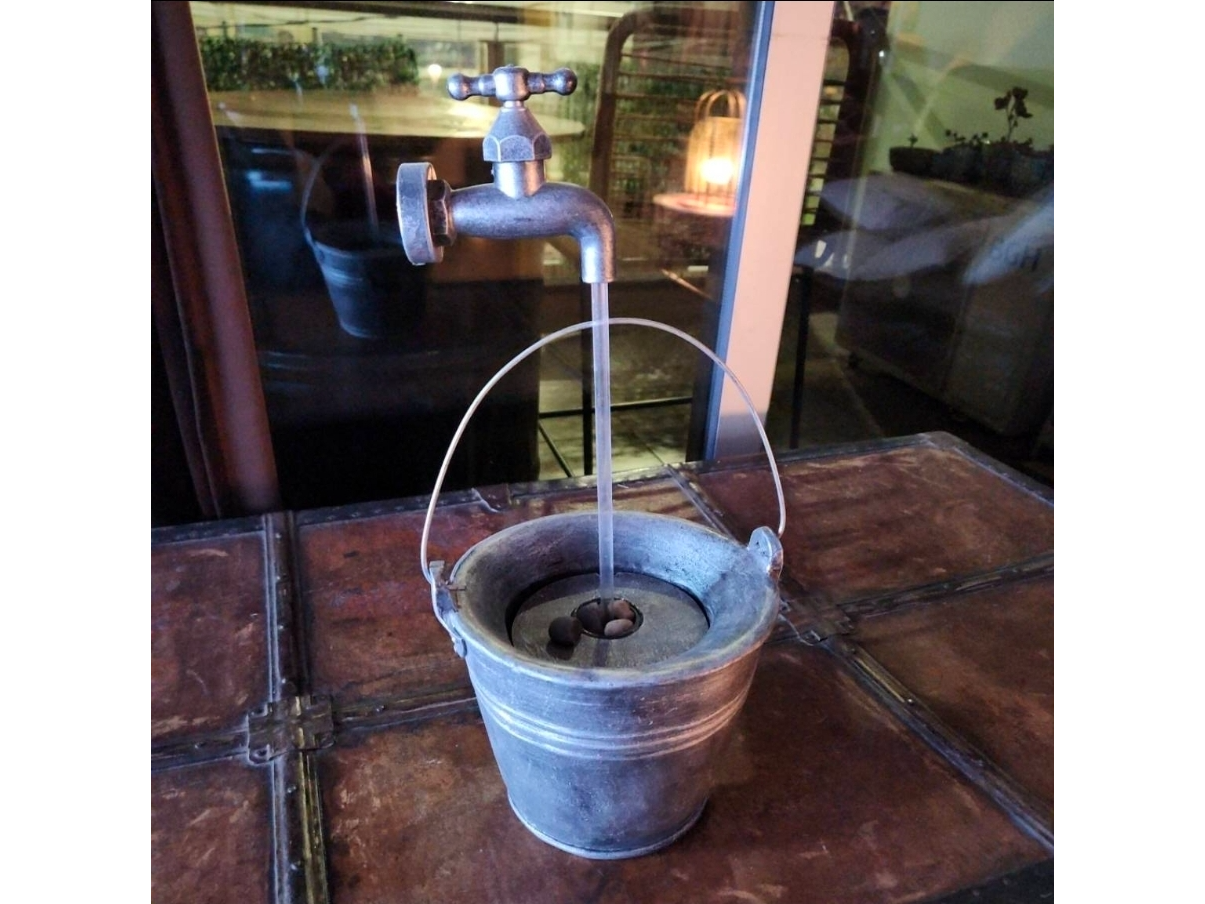 Fuente de agua balde
