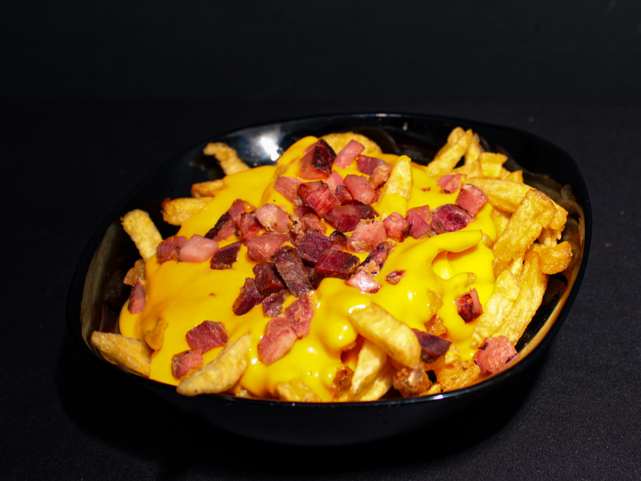 PORCION DE FRITAS CON BACON Y CHEDDAR
