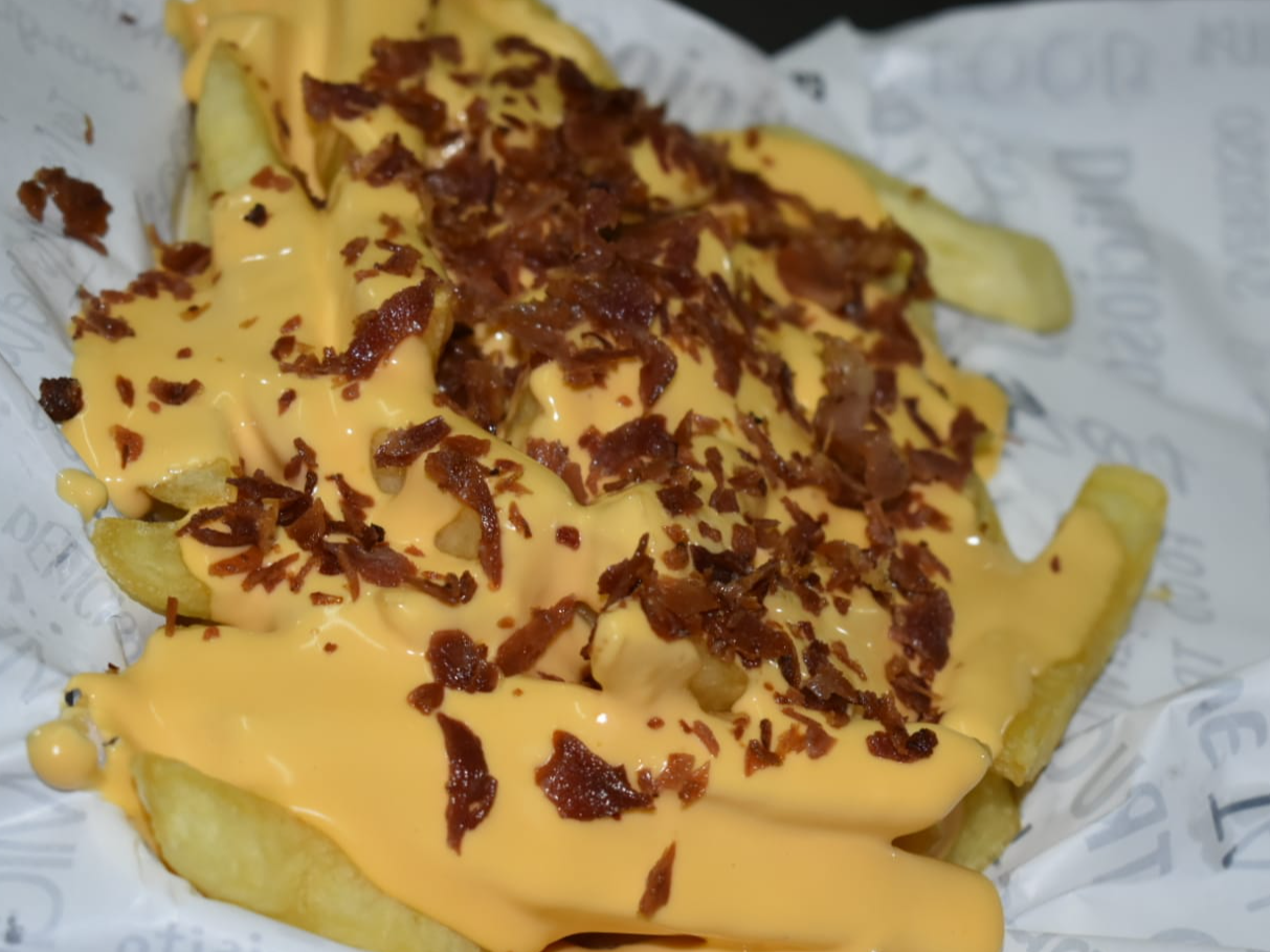 Papas cheddar y bacon