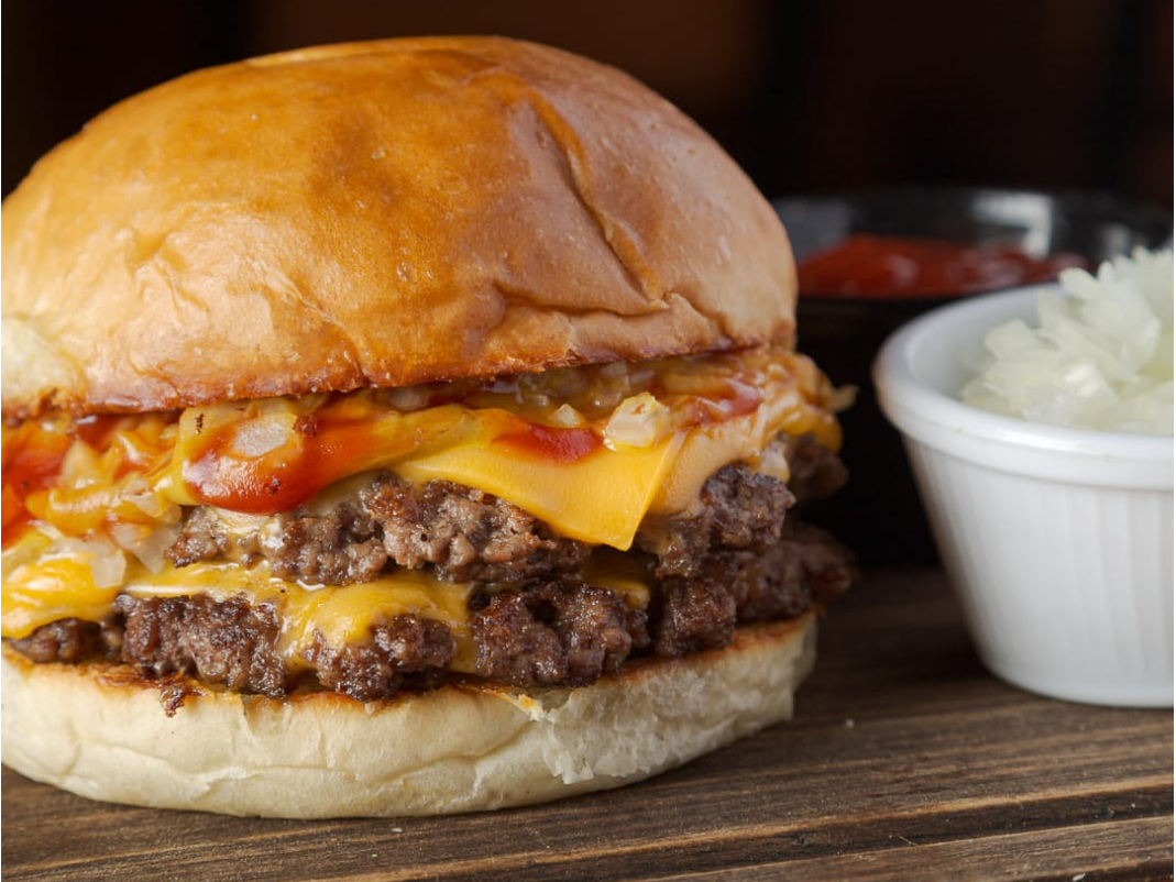 2 HAMBUGUESAS CHESSE EMMA Y PAPAS