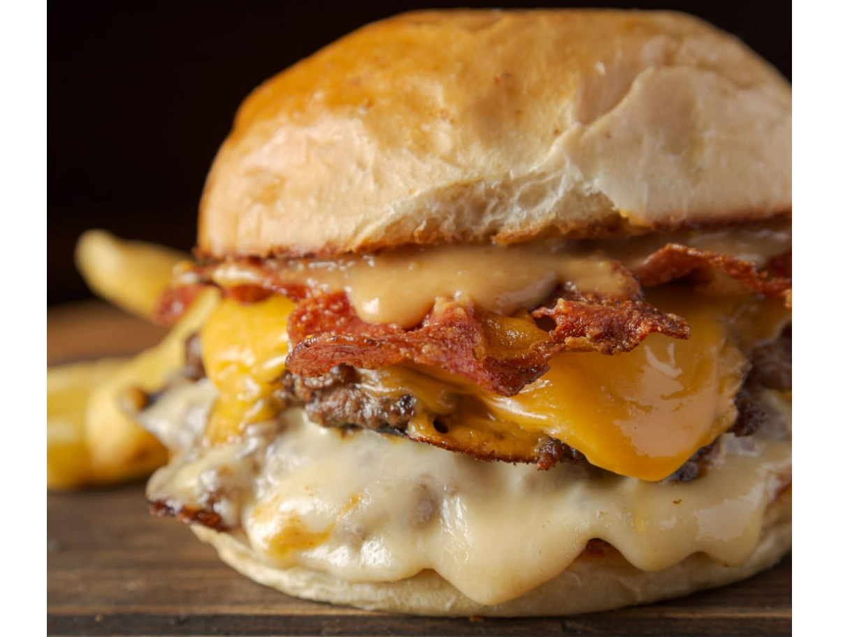 Hamburguesa de la casa con papas y gaseosa