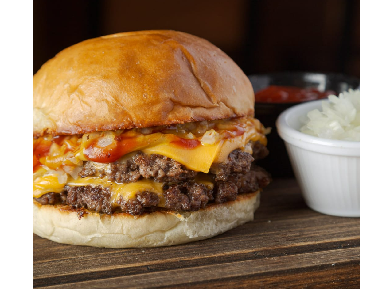 Hamburguesa chesse emma con papas y gaseosa